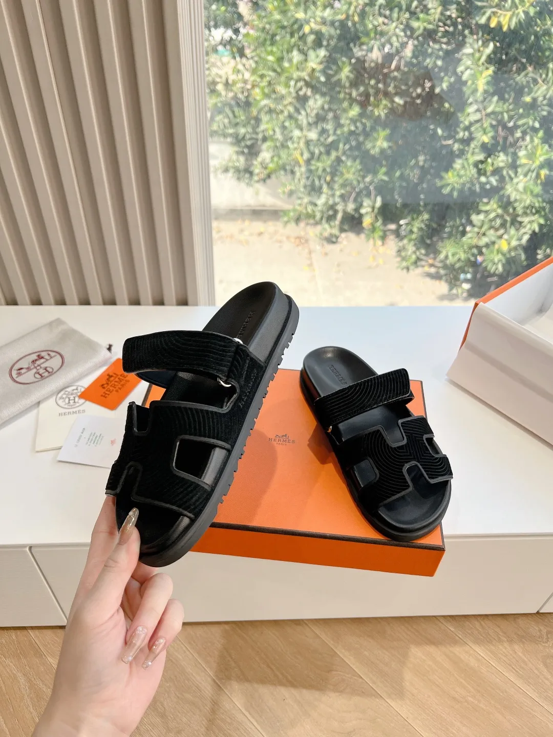 👟👟Ex-factory price 440👟👟 (Top version) H family 2024 spring and summer new style HERMES Hermes' recently popular couple's shoes, pig nose angle sandals and slippers, paired with various colorful socks, very trendy. Upper lining: imported original leather. Outsole: non-slip and wear-resistant outsole. Size: female 35-42 (40/42 non-returnable and non-exchangeable) Men’s size: 39-45 (45 is non-refundable and non-exchangeable)